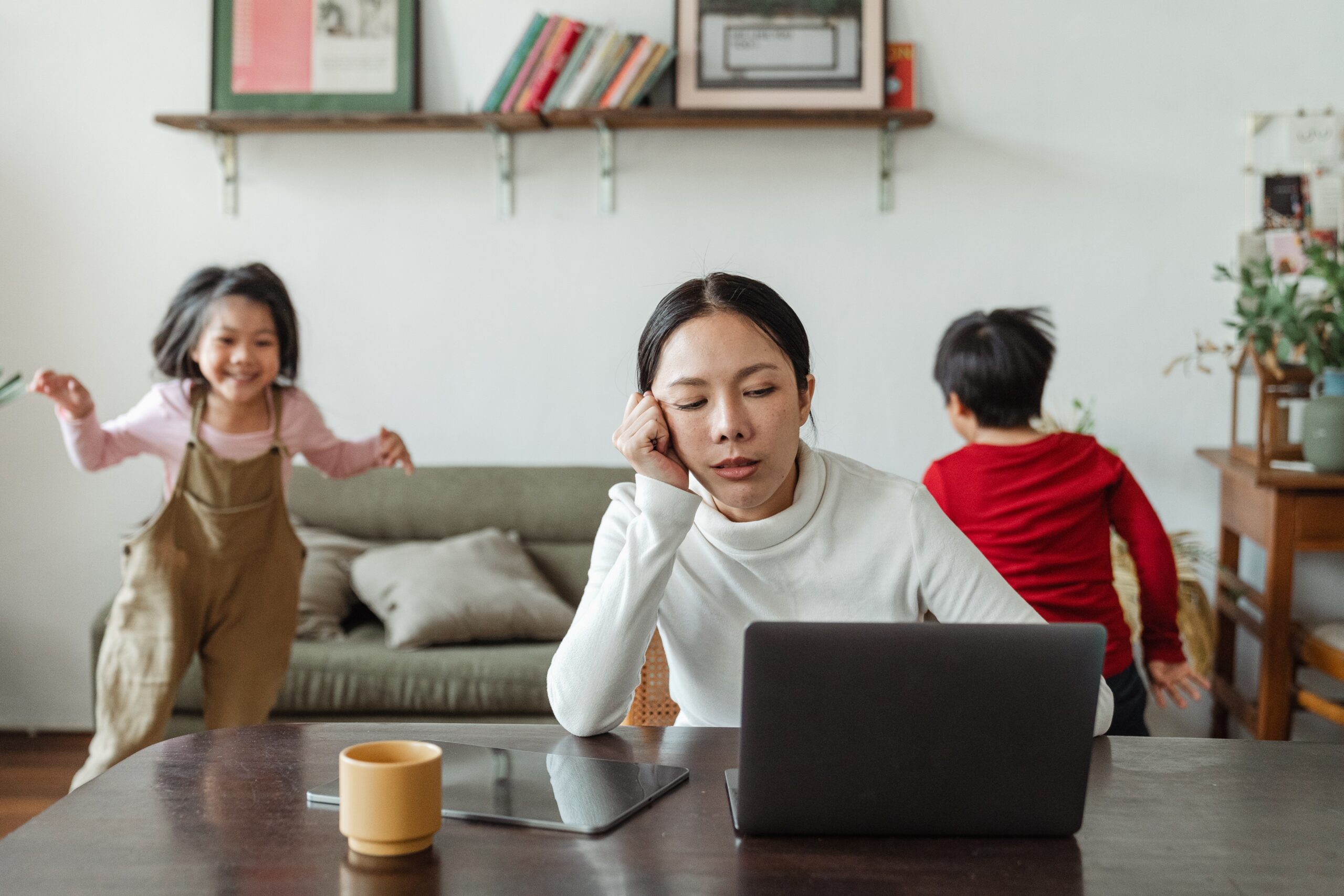 Psicologa ,Attualmente seguo diversi progetti di prevenzione per il territorio dell’Ovest Milanese ma anche progetti psico-educativi, occupandomi di supportare le famiglie in difficoltà. Lavoro molto con i minori ma anche con gli adulti, con una particolare focalizzazione sulle madri che necessitano di un supporto concreto.Aiuto della psicologa